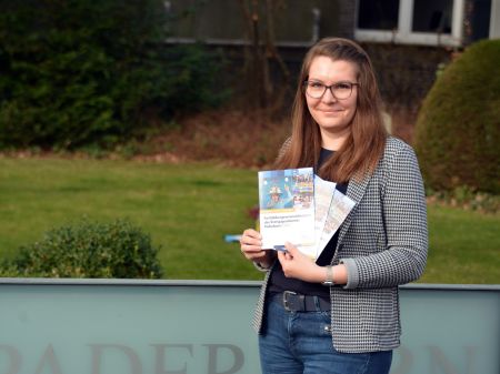 Stefanie Lang vom Jugendamt des Kreises Paderborn schult haupt- und ehrenamtliche Mitarbeitende, die mit Kindern und Jugendlichen arbeiten Foto: Kreis Paderborn, Amt für Presse- und Öffentlichkeitsarbeit, Ulrike Sander